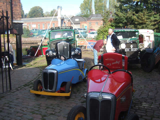 Old vehicles, Stourbridge canal arm